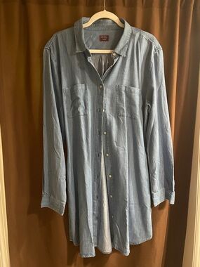 UNTUCKit Light Blue Denim Dress with Red Logo Patch